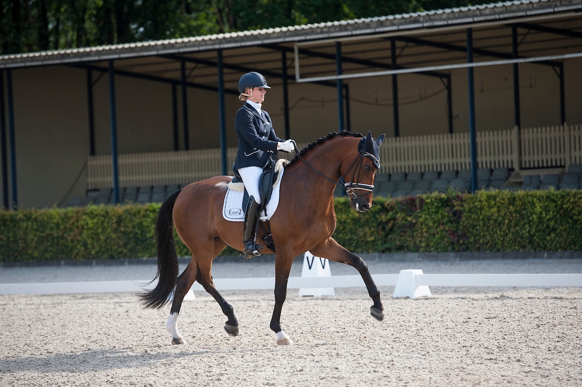 Jill Huybregts wijkt met paard Eventz Enzos Armani