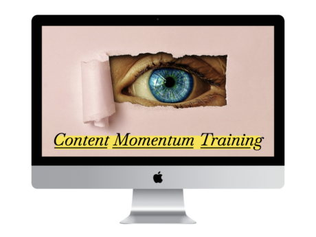 Een oog dat door een gaatje in een rose papier heenkijkt