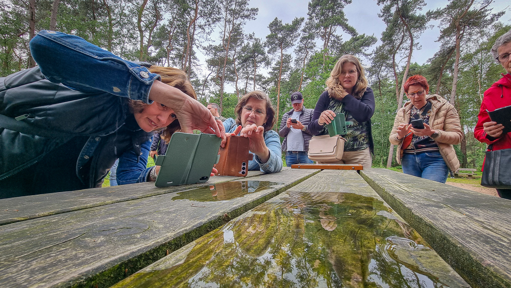 Groep oefent samen smartphonefotografie tijdens een Digidiaal-workshop