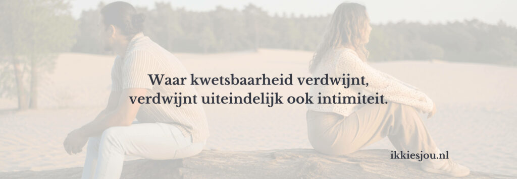 Man en vrouw voelen emotionele afstand door een gebrek aan intimiteit in hun relatie.