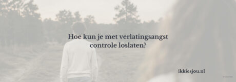 Vrouw die probeert controle los te laten bij verlatingsangst