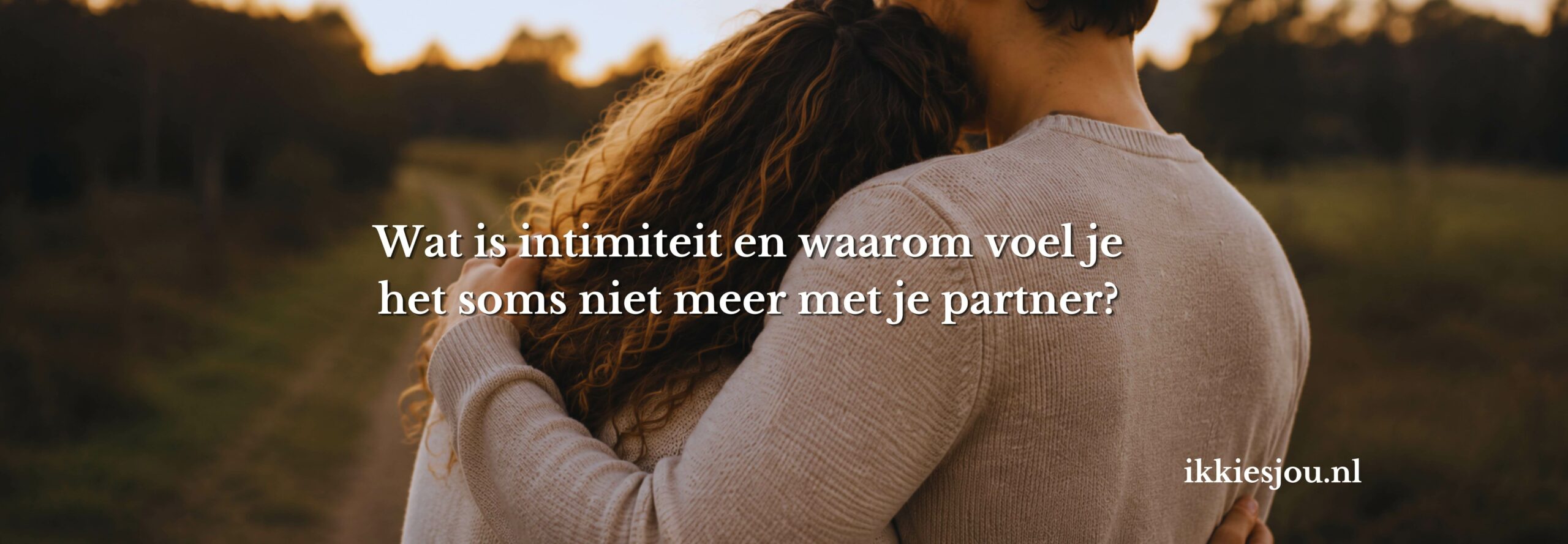 koppel knuffelt elkaar en vraagt hoe je intimiteit behoudt