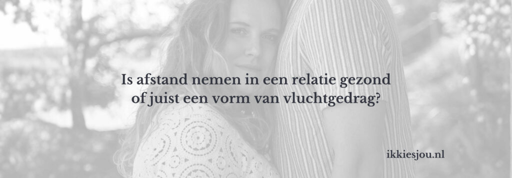 koppel dichtbij elkaar, bang voor afstand en vluchtgedrag