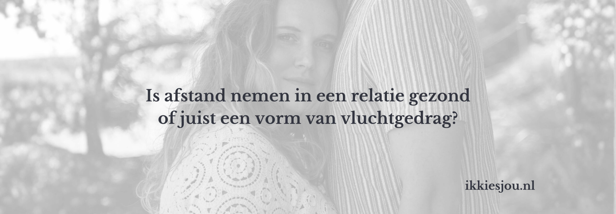 koppel dichtbij elkaar, bang voor afstand en vluchtgedrag