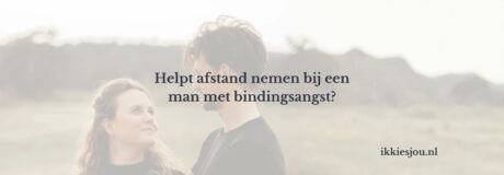vrouw die afstand neemt van man met bindingsangst