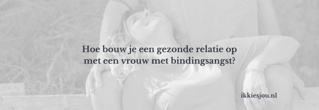 vrouw die verliefd kijkt maar wel bindingsangst heeft en continu aantrekt en afstoot