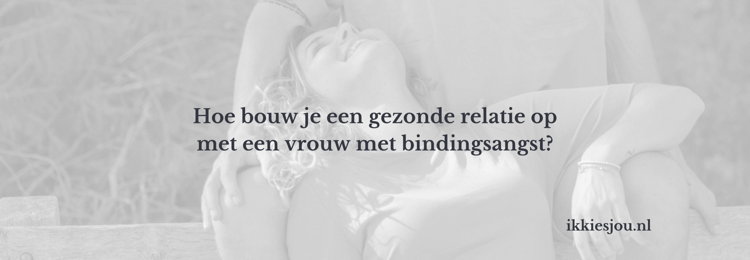 vrouw die verliefd kijkt maar wel bindingsangst heeft en continu aantrekt en afstoot