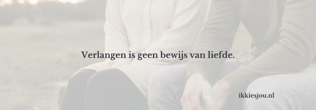 koppel naast elkaar zitten met quote over verlangen