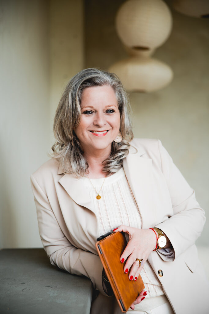 Colette Elting staand in beeld met ipad in de hand