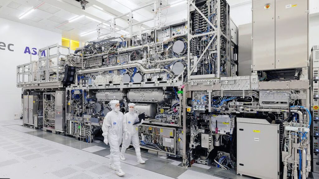 lose-up van een hightech chipmachine in een steriele cleanroom, met technische componenten en blauw-witte verlichting. De afbeelding symboliseert de export van Nederlandse halfgeleidertechnologie naar China en de geopolitieke zorgen rond militair gebruik.