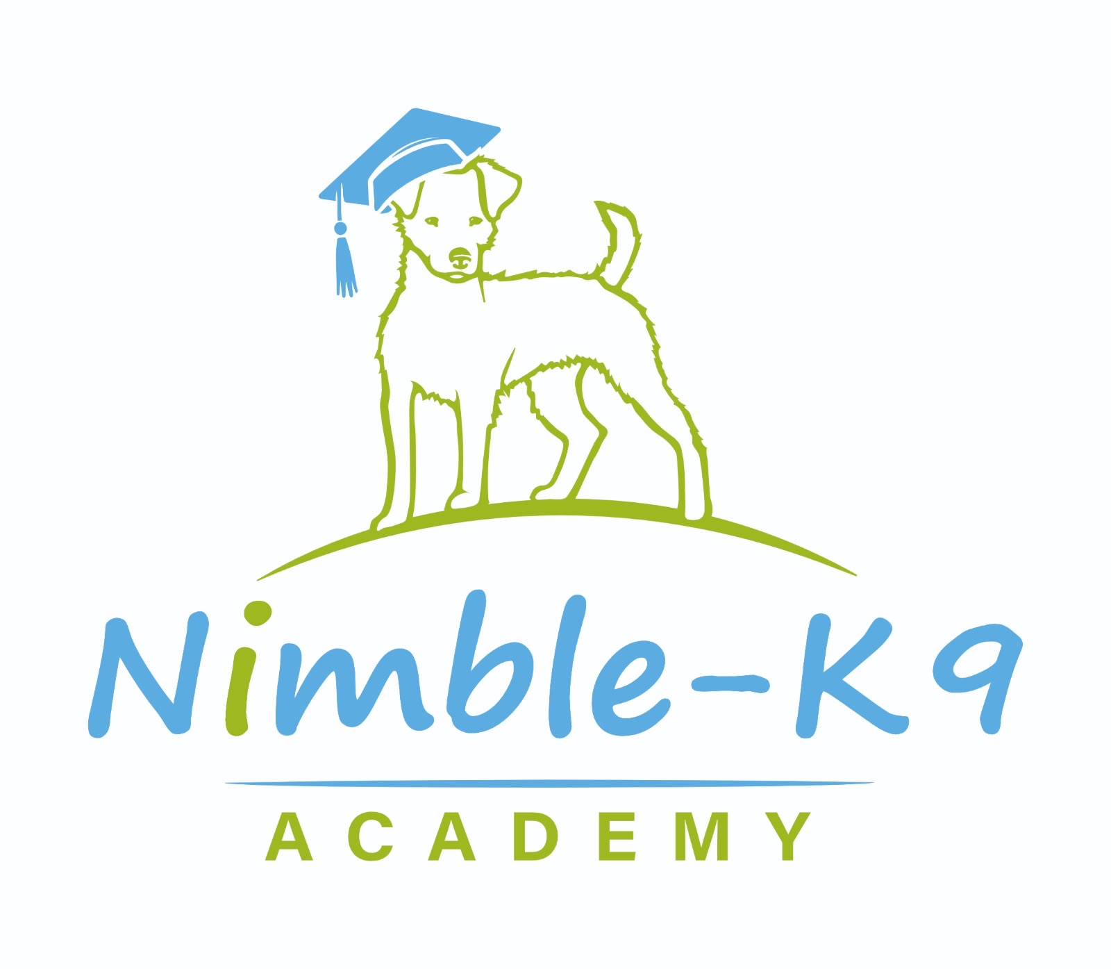 Vrouw begeleidt hond bij fitnessoefening